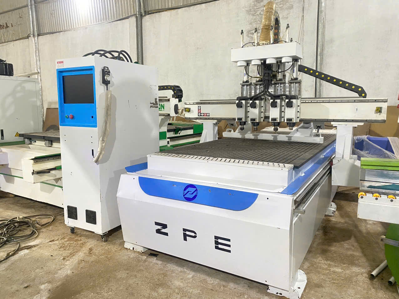 Máy phay CNC router nhiều đầu (thường là loại 3 hoặc 4 đầu cắt)
